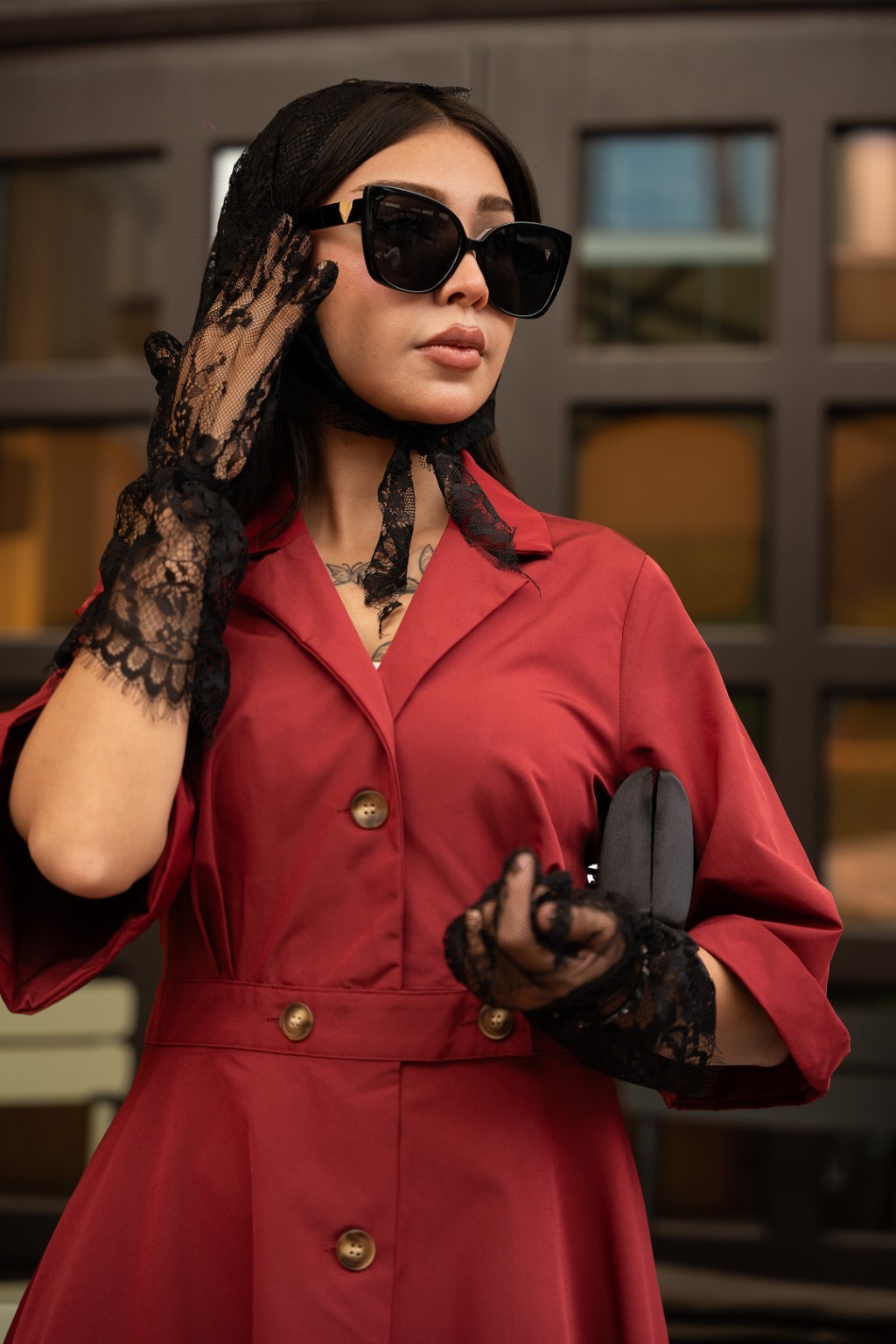 Portrait mit Sonnenbrille und roten Kleid