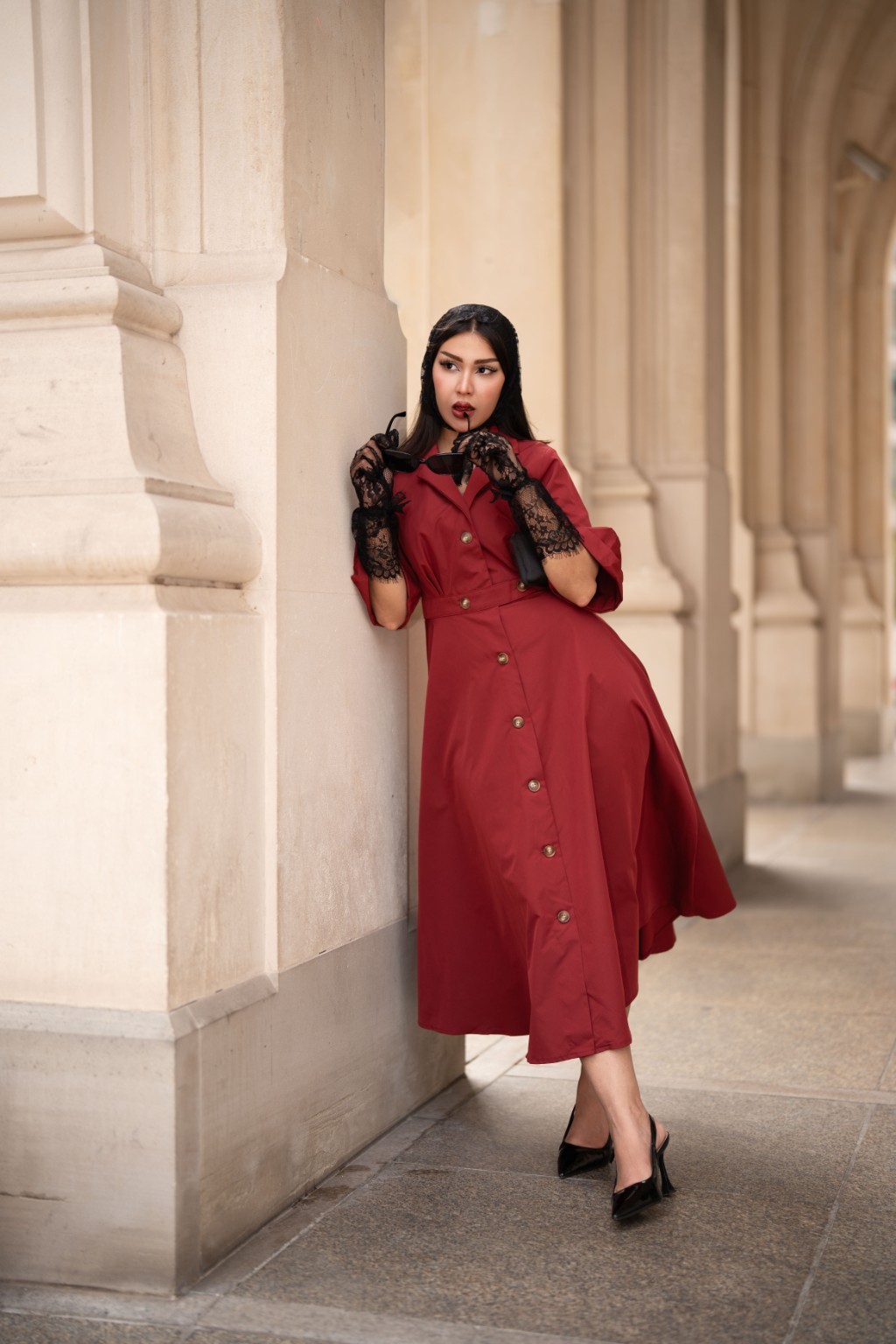 Fashionportrait zwischen hellen Säulen